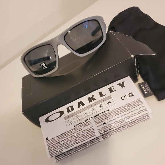 NWOT Oakley Valve Polarized Sunglasses - Picture 2 of 10